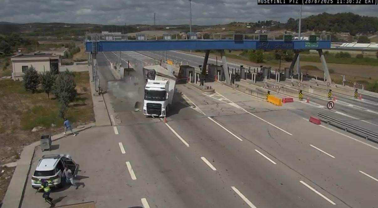 &Ccedil;ekmek&ouml;y&rsquo;deki tır kazası g&uuml;venlik kamerasına yansıdı
