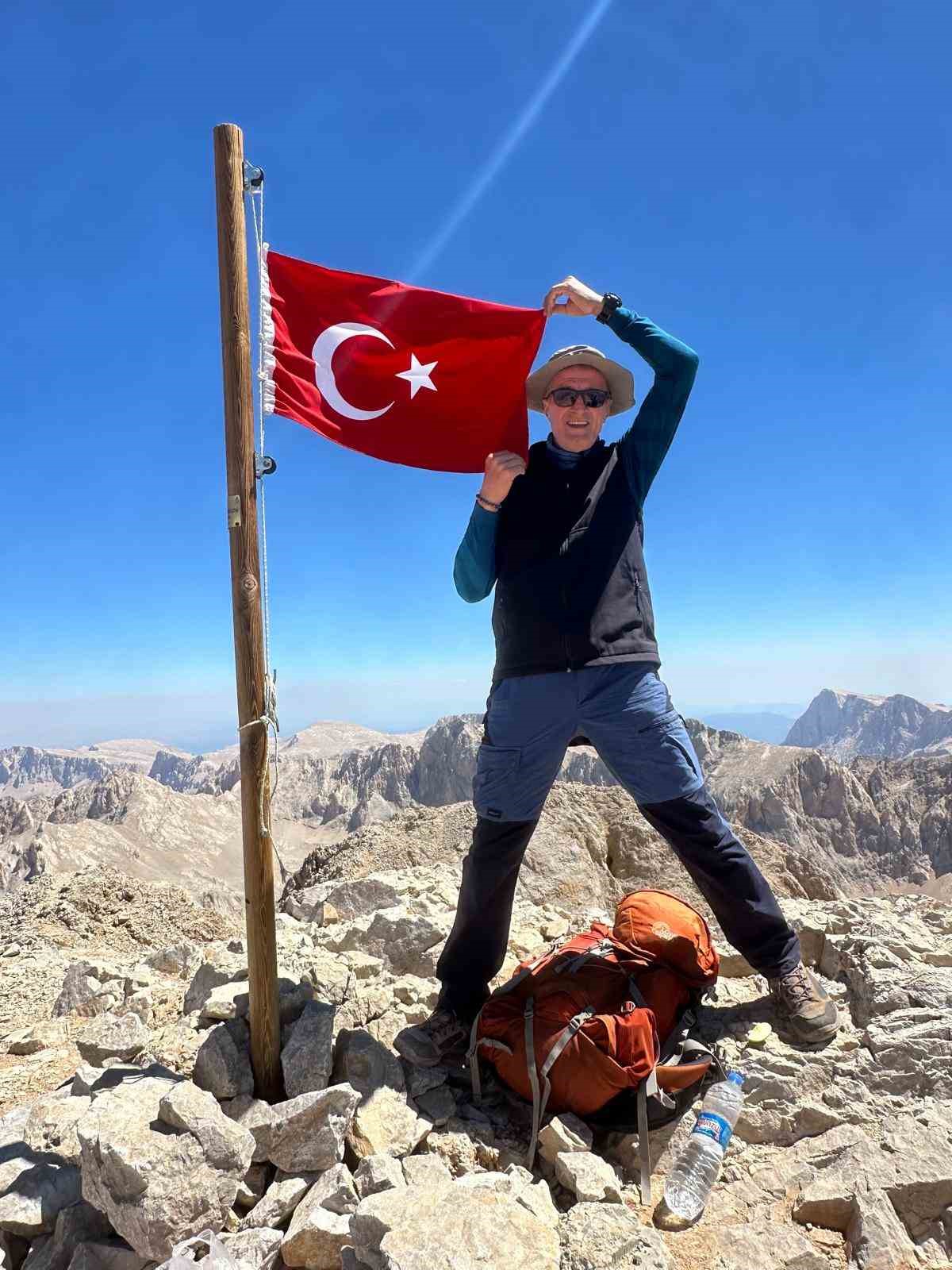 Bandırmalı dağcılar, 30 Ağustos Zafer Bayramı’nı Aladağlar’ın zirvesinde Türk bayrağıyla kutladı