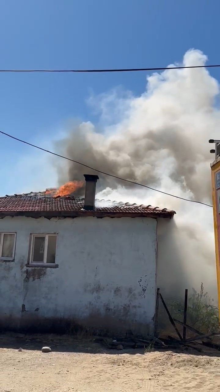&Ccedil;anakkale&rsquo;de imamın evi yandı
