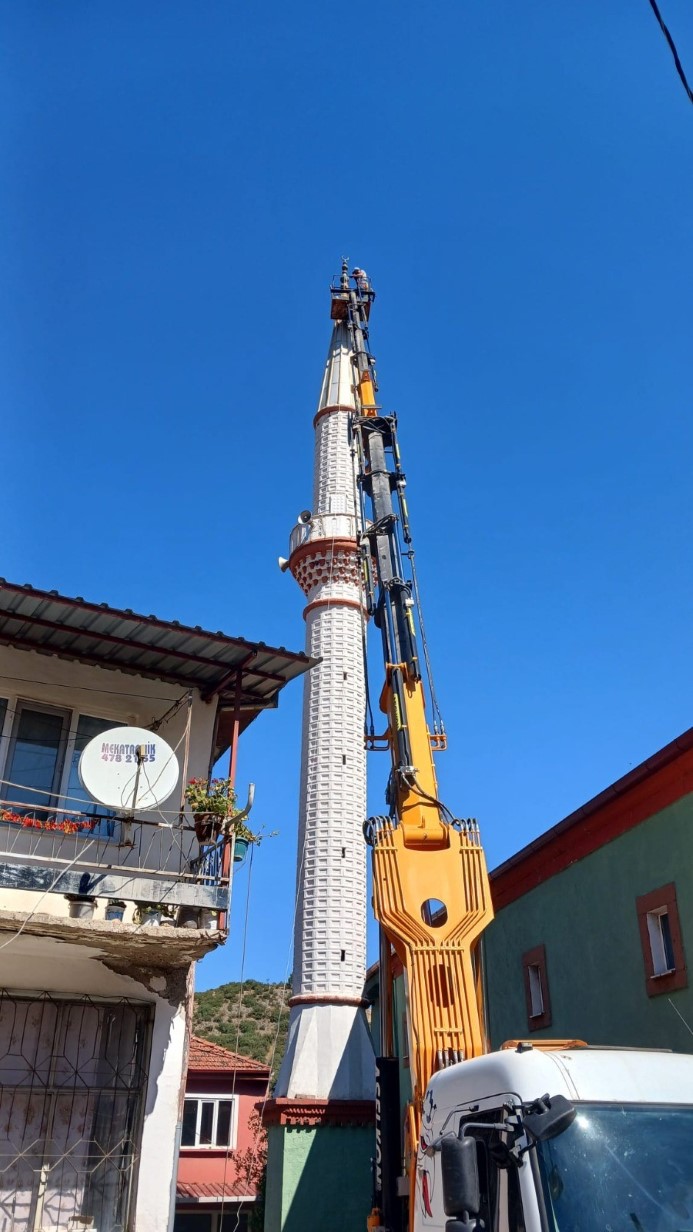 Sındırgı&rsquo;da depremde cami ve minareler ağır hasar aldı