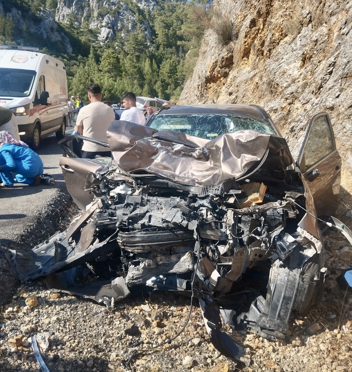 Antalya&rsquo;da otomobil &ccedil;ekici ile &ccedil;arpıştı: 5 yaralı
