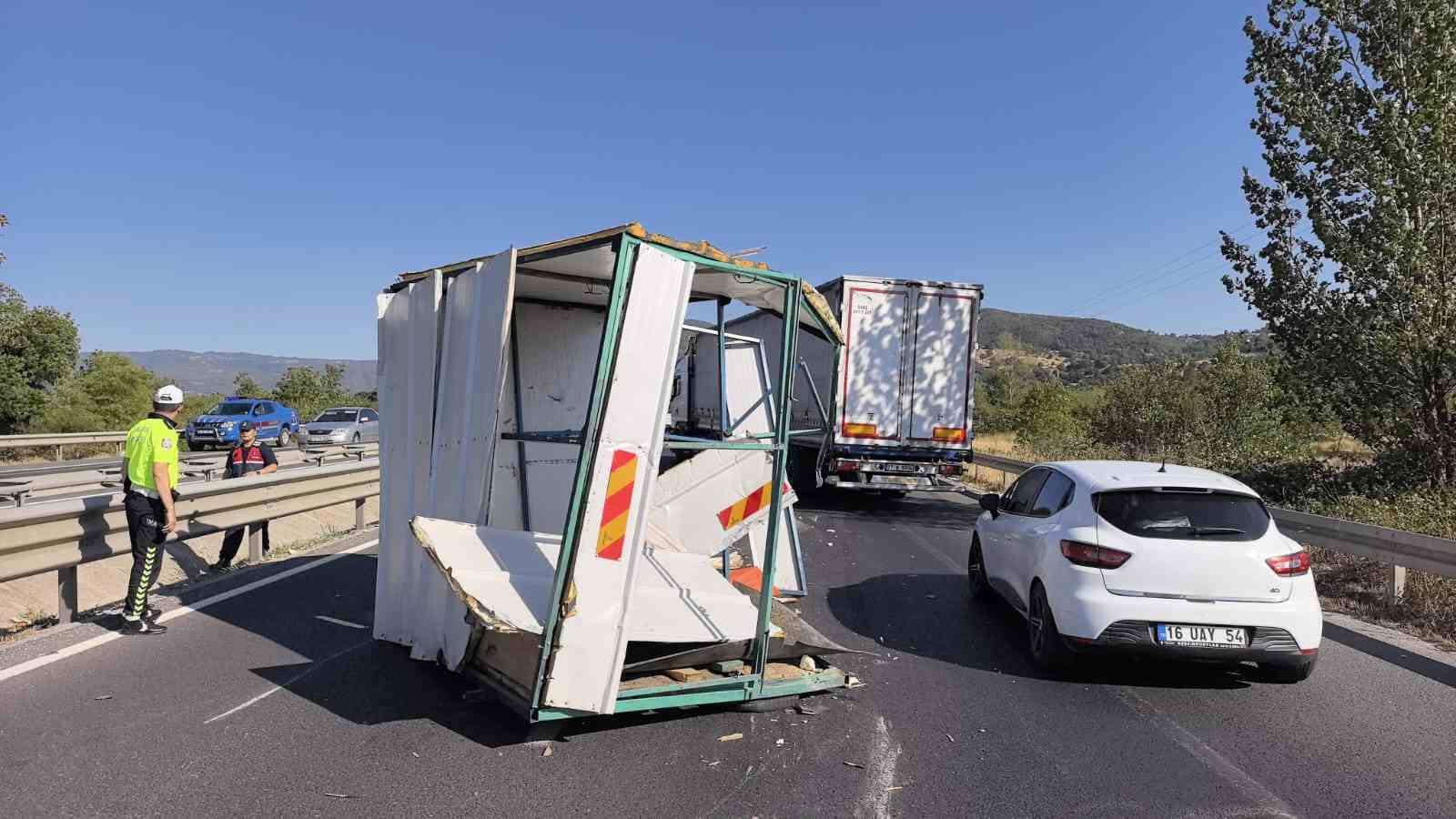 Bursa&rsquo;da otomobil trakt&ouml;re &ccedil;arptı: 1 yaralı
