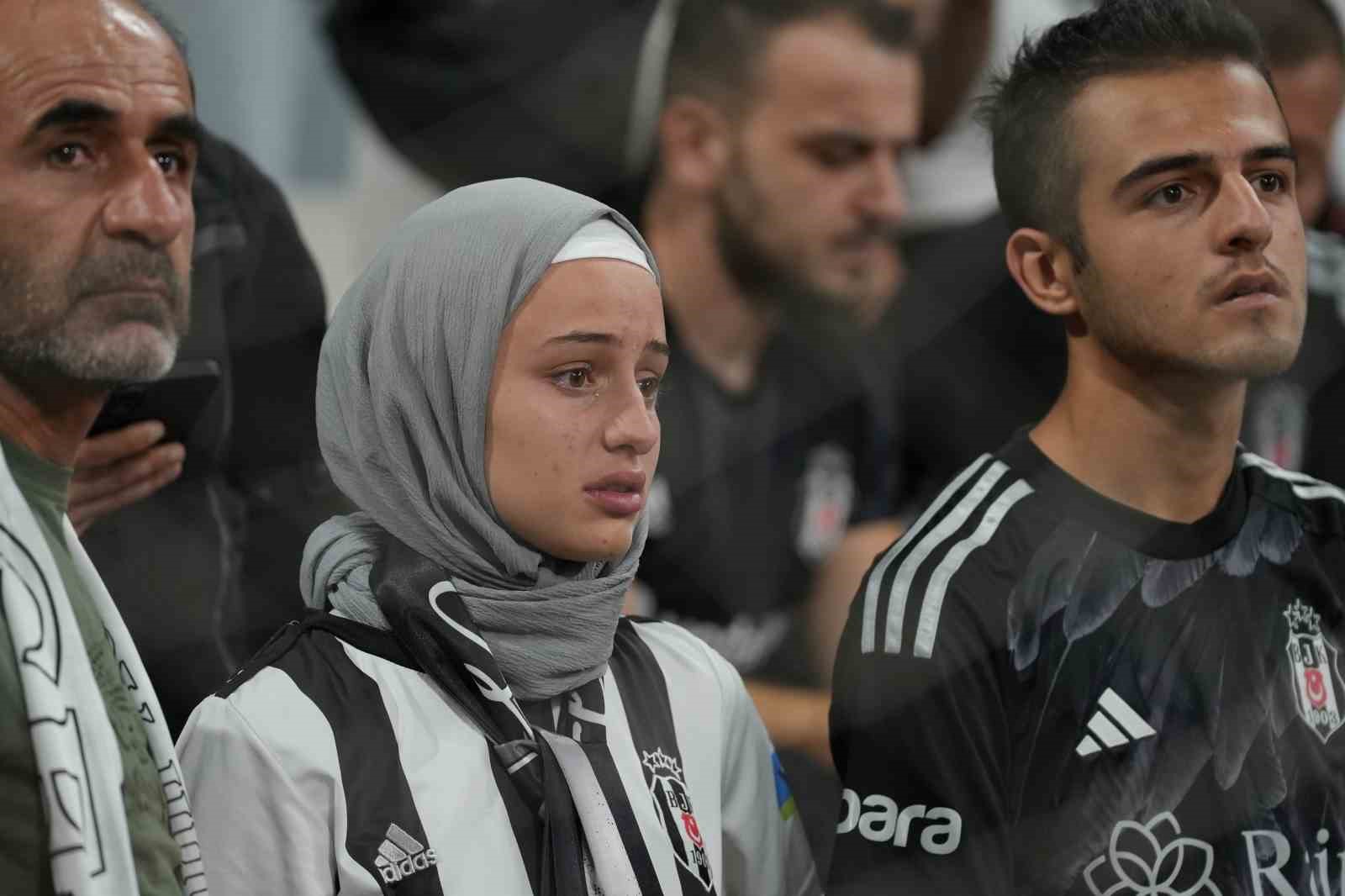 Dolmabah&ccedil;e&rsquo;de taraftarlardan protesto
