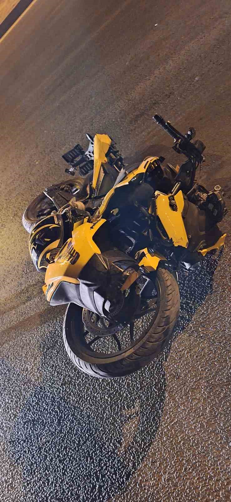 Kırmızı ışıkta ge&ccedil;en motosiklet ciple &ccedil;arpıştı: 1&rsquo;i ağır 2 yaralı
