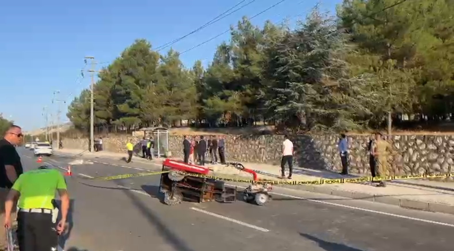 Aniden yola &ccedil;ıkan tarım aracına otomobil &ccedil;arptı, yola d&uuml;şen s&uuml;r&uuml;c&uuml; başka bir aracın altında can verdi
