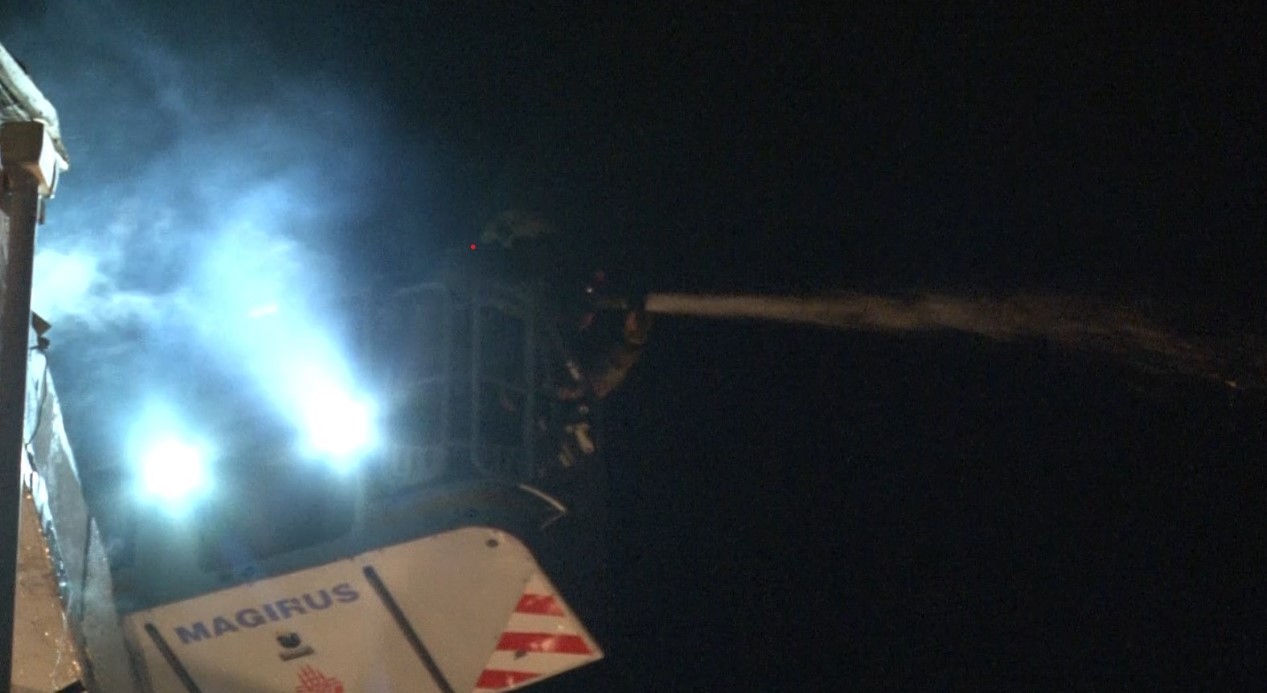 Beyoğlu&rsquo;nda patlama sonrası evin &ccedil;atısı alevlere teslim oldu