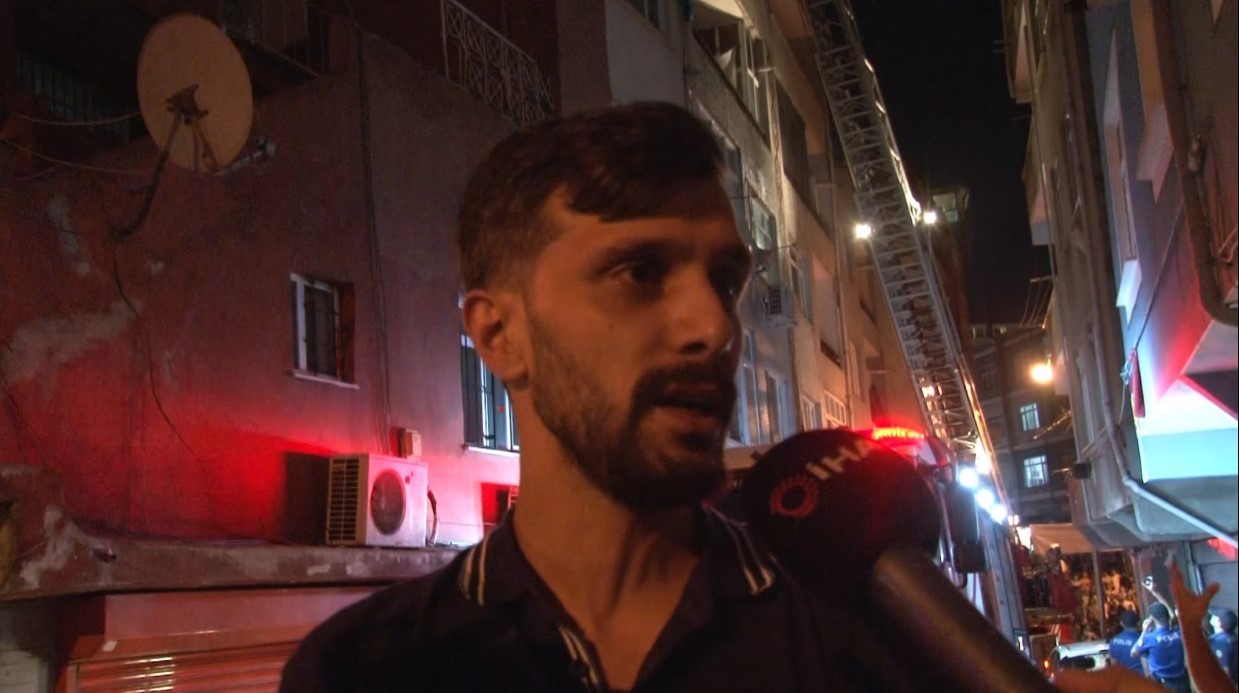 Beyoğlu&rsquo;nda patlama sonrası evin &ccedil;atısı alevlere teslim oldu