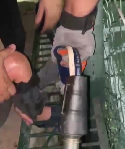 Bacağı mazgala sıkışan &ccedil;ocuğu itfaiye kurtardı
