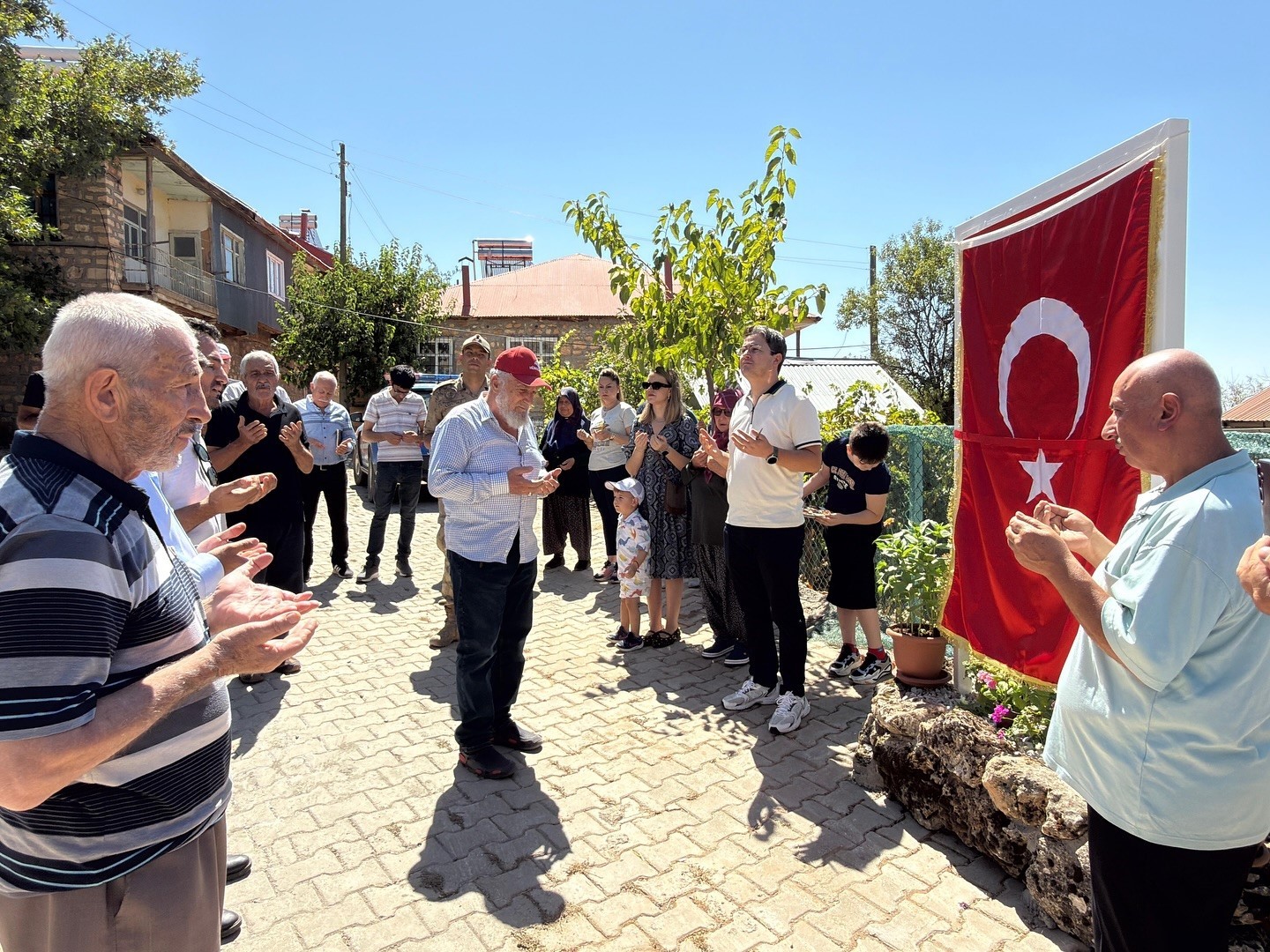 Şehidin ismi k&ouml;y meydanına verildi
