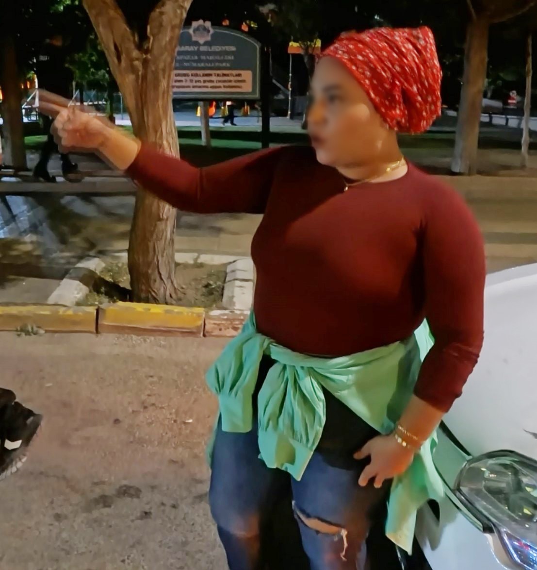 Alkoll&uuml; kadın s&uuml;r&uuml;c&uuml;, kendini uyaran s&uuml;r&uuml;c&uuml;y&uuml; "Maganda" diye polise şikayet etti
