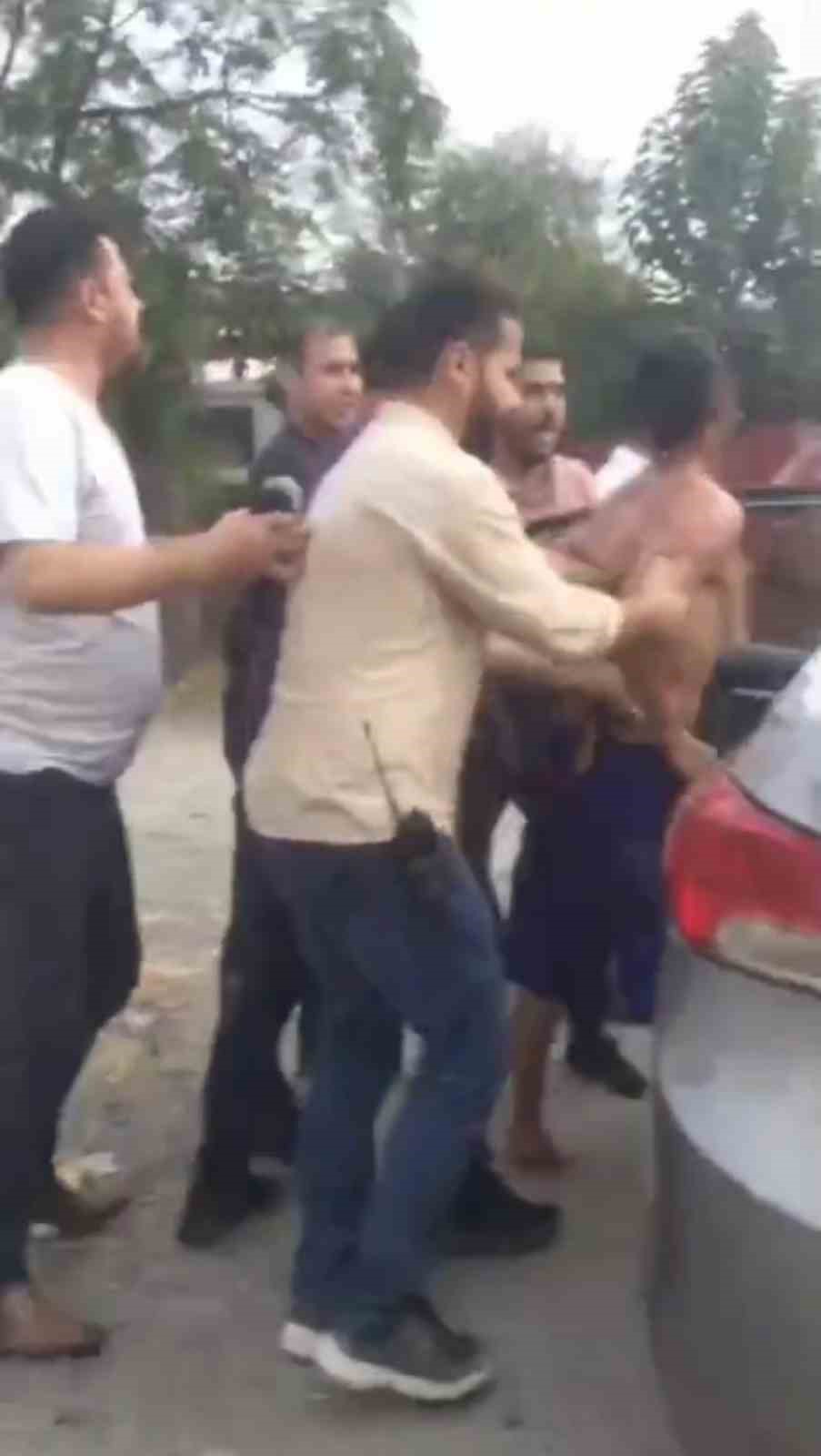 Hapis cezasıyla aranan şahsı yakalayan polislere taşla saldırdılar, o anlar kamerada
