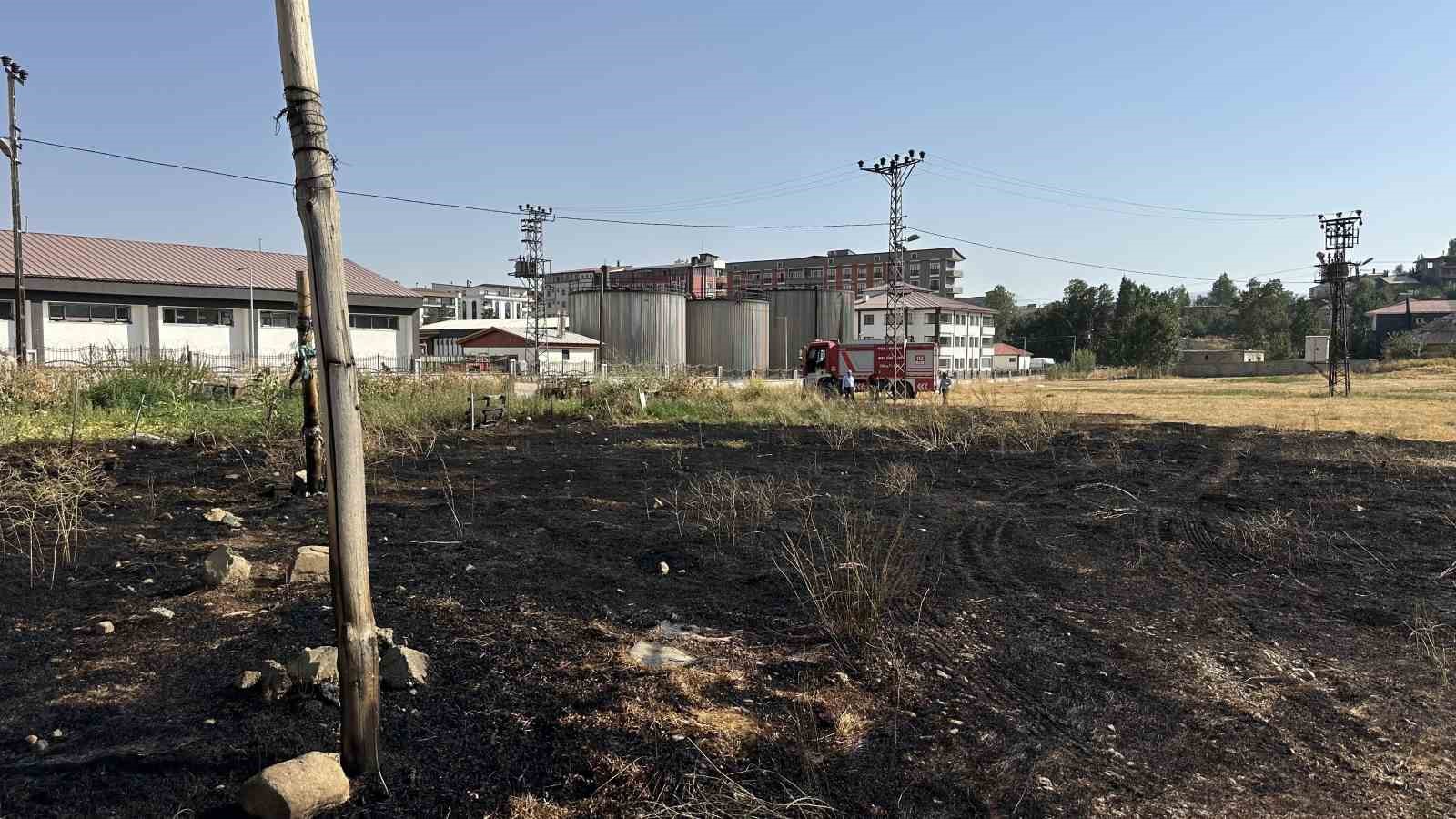 Y&uuml;ksekova&rsquo;da anız yangını paniğe yol a&ccedil;tı
