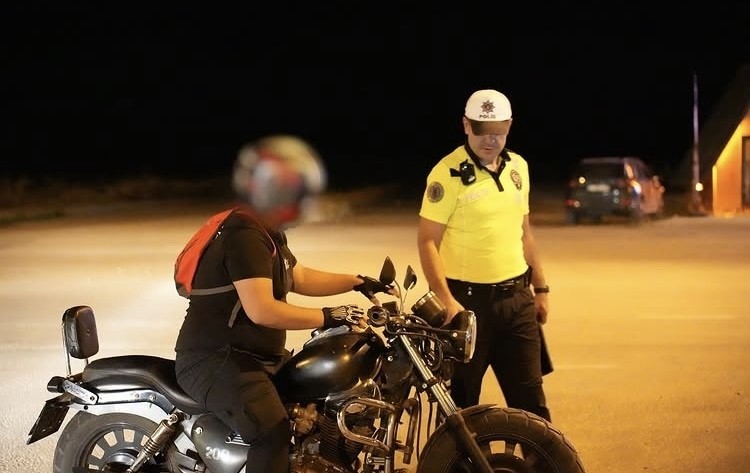 Isparta&rsquo;da gece denetiminde 11 araca ceza kesildi
