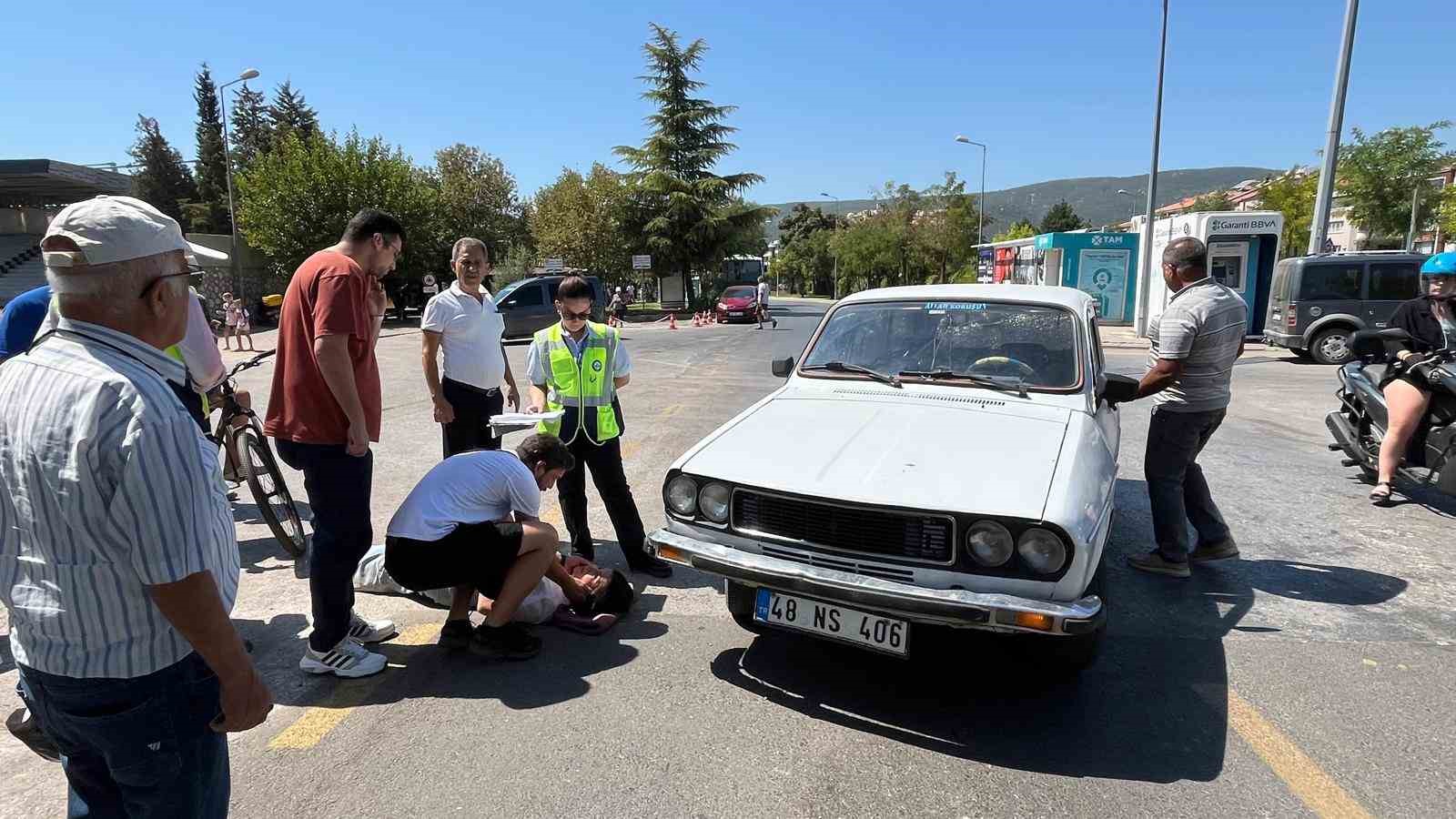Otomobilin &ccedil;arptığı motosikletli hamile kadın yaralandı
