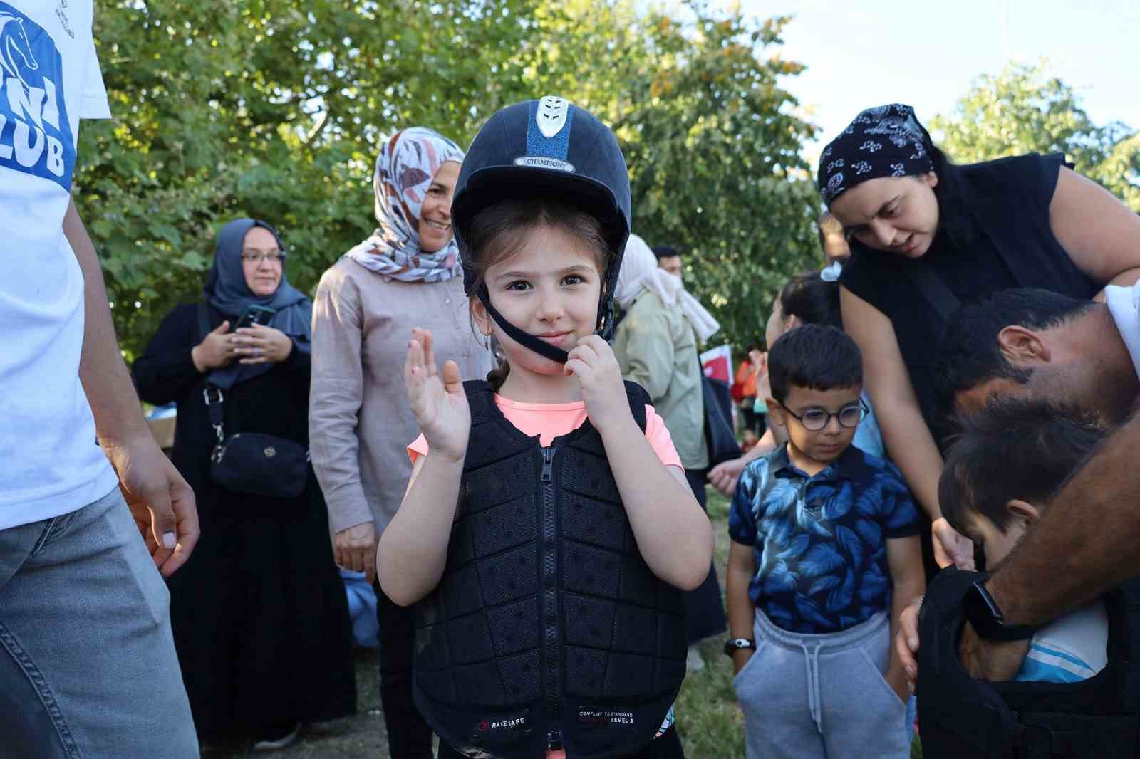 Millet Bahçesi’nde atlı şenlik çocukların yüzünü güldürdü