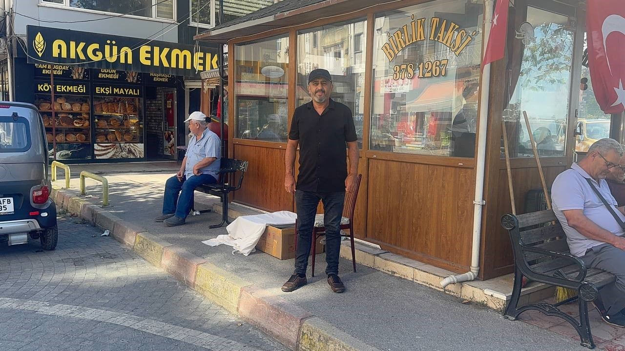 Durakta doğum yapan kedi ve yavrularına taksiciler sahip çıktı