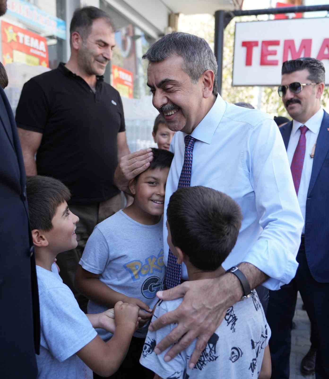 Bakan Tekin memleketi Uzundere&rsquo;de
