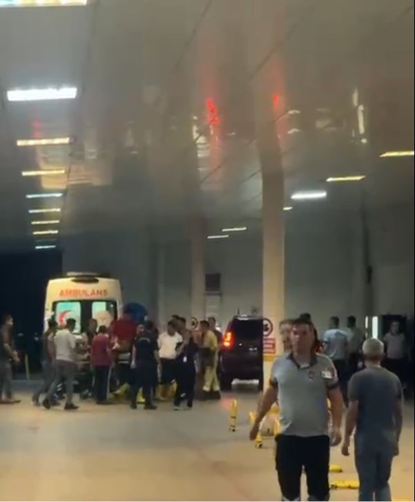 Tarlaya acil iniş yapan yangın s&ouml;nd&uuml;rme u&ccedil;ağı pilotu hastaneye b&ouml;yle getirildi
