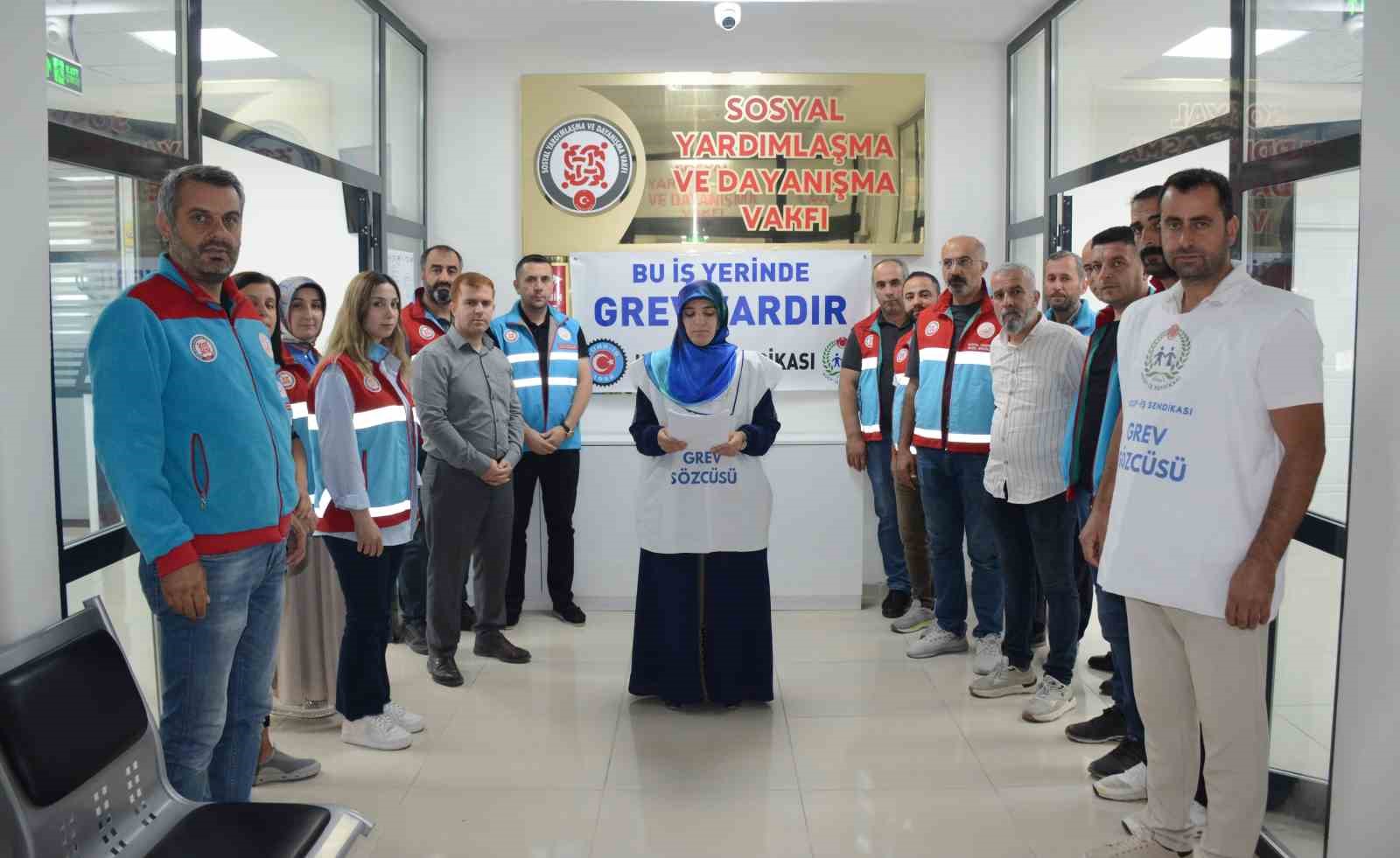 Tatvan SYDV &ccedil;alışanları greve başladı
