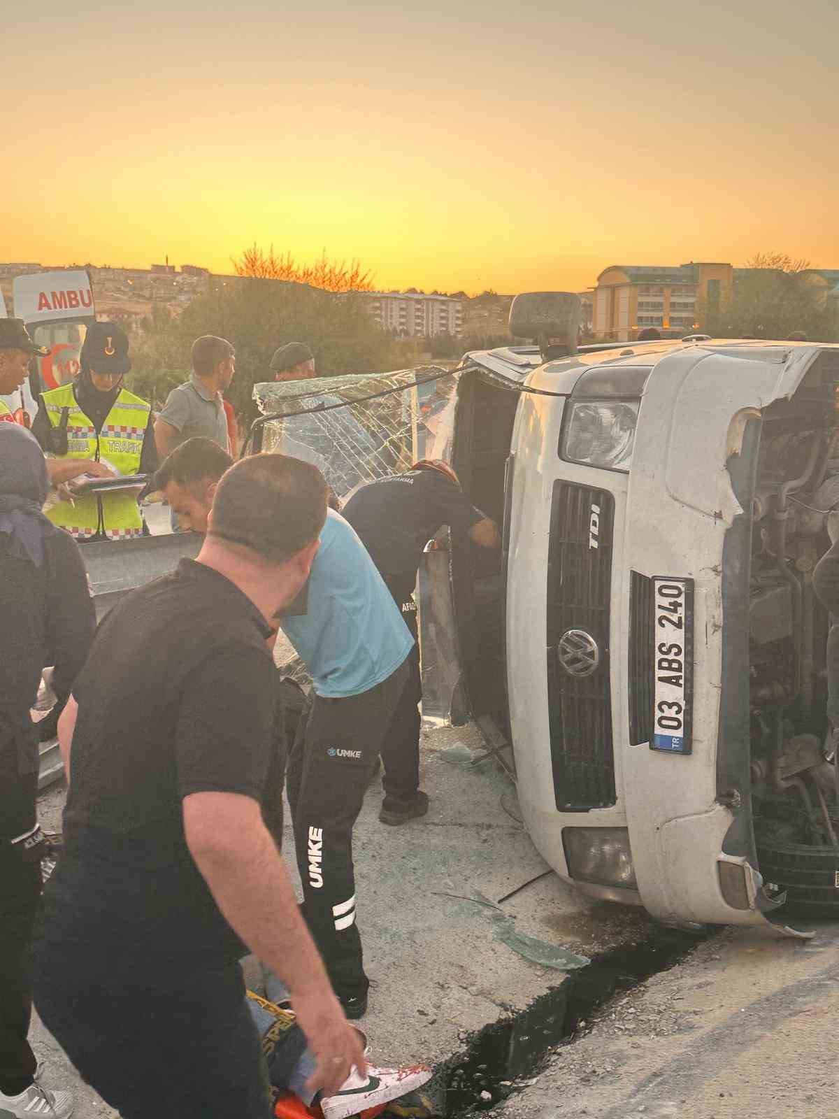Otomobille midib&uuml;s&uuml;n &ccedil;arpıştığı kazada 10 kişi yaralandı
