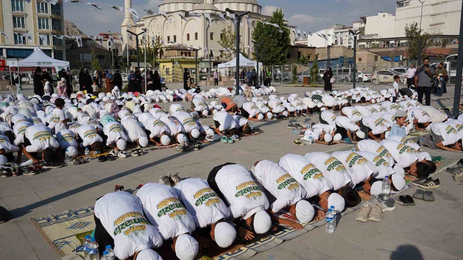 Van&rsquo;da &ccedil;ocuklardan namaz temalı y&uuml;r&uuml;y&uuml;ş
