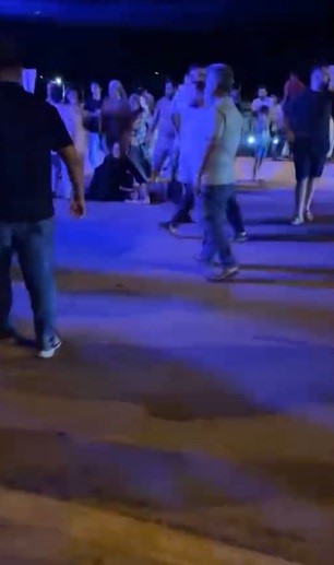 Yolun karşısına ge&ccedil;meye &ccedil;alışan anne ve kız &ccedil;ocuğuna otomobil &ccedil;arptı
