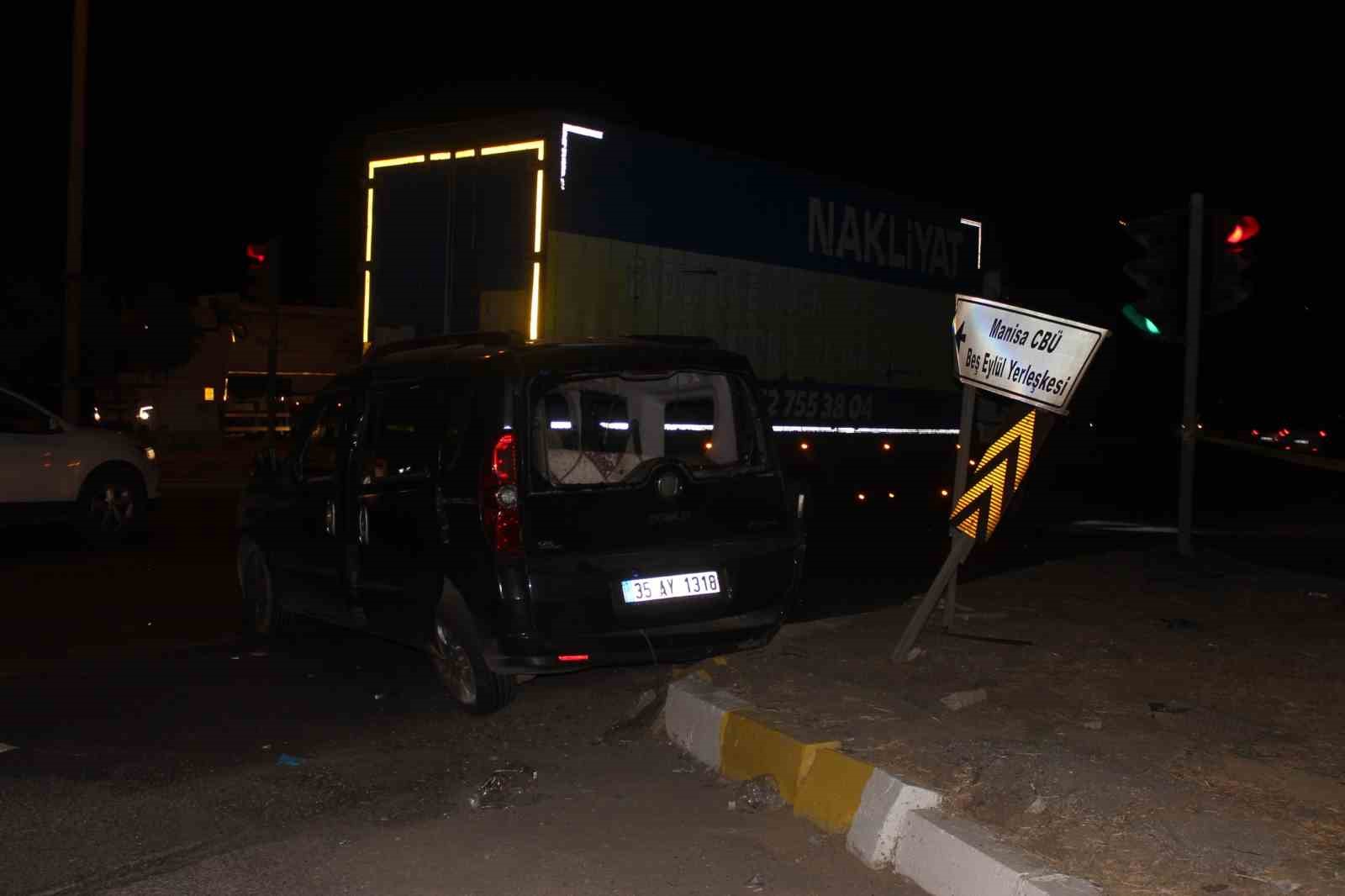 Manisa&rsquo;da feci kaza: 1 &ouml;l&uuml;, 2&rsquo;si ağır 8 yaralı
