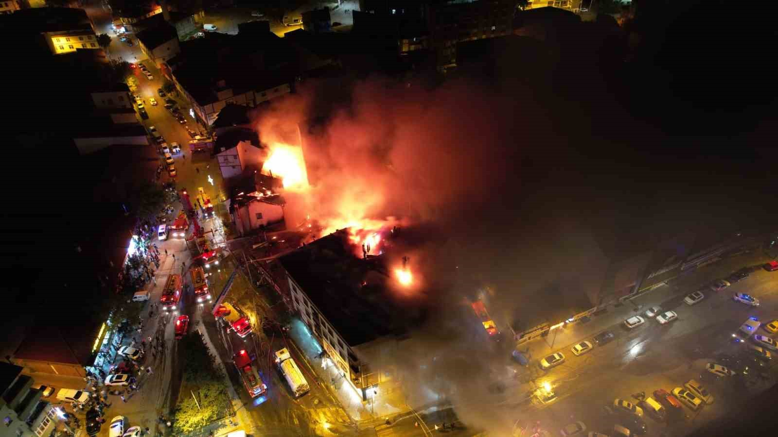Erzurum&rsquo;da korkutan yangın: &Ccedil;ok sayıda iş yeri ve bina alevlere teslim oldu
