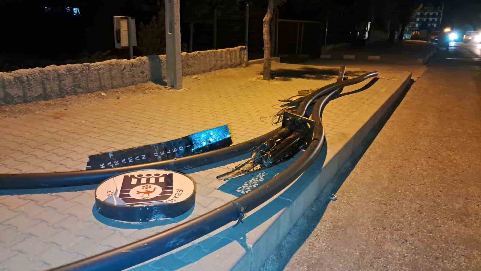 Karaman&rsquo;da kontrolden &ccedil;ıkan minib&uuml;s, aydınlatma direği ve ağa&ccedil;lara &ccedil;arptı
