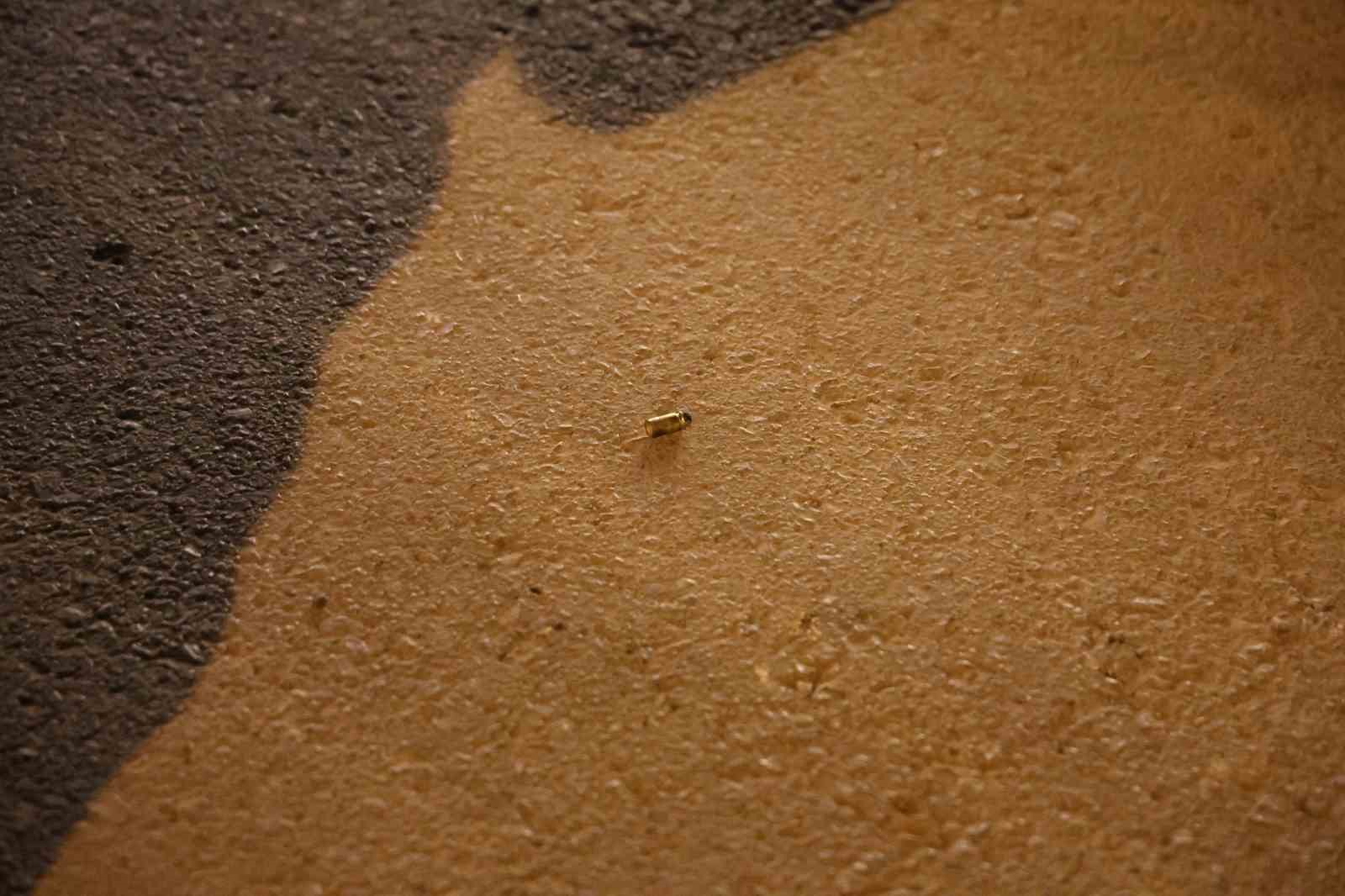 Kafeyi &ouml;nce motosikletle, şimdi de otomobille gelip kurşunladılar
