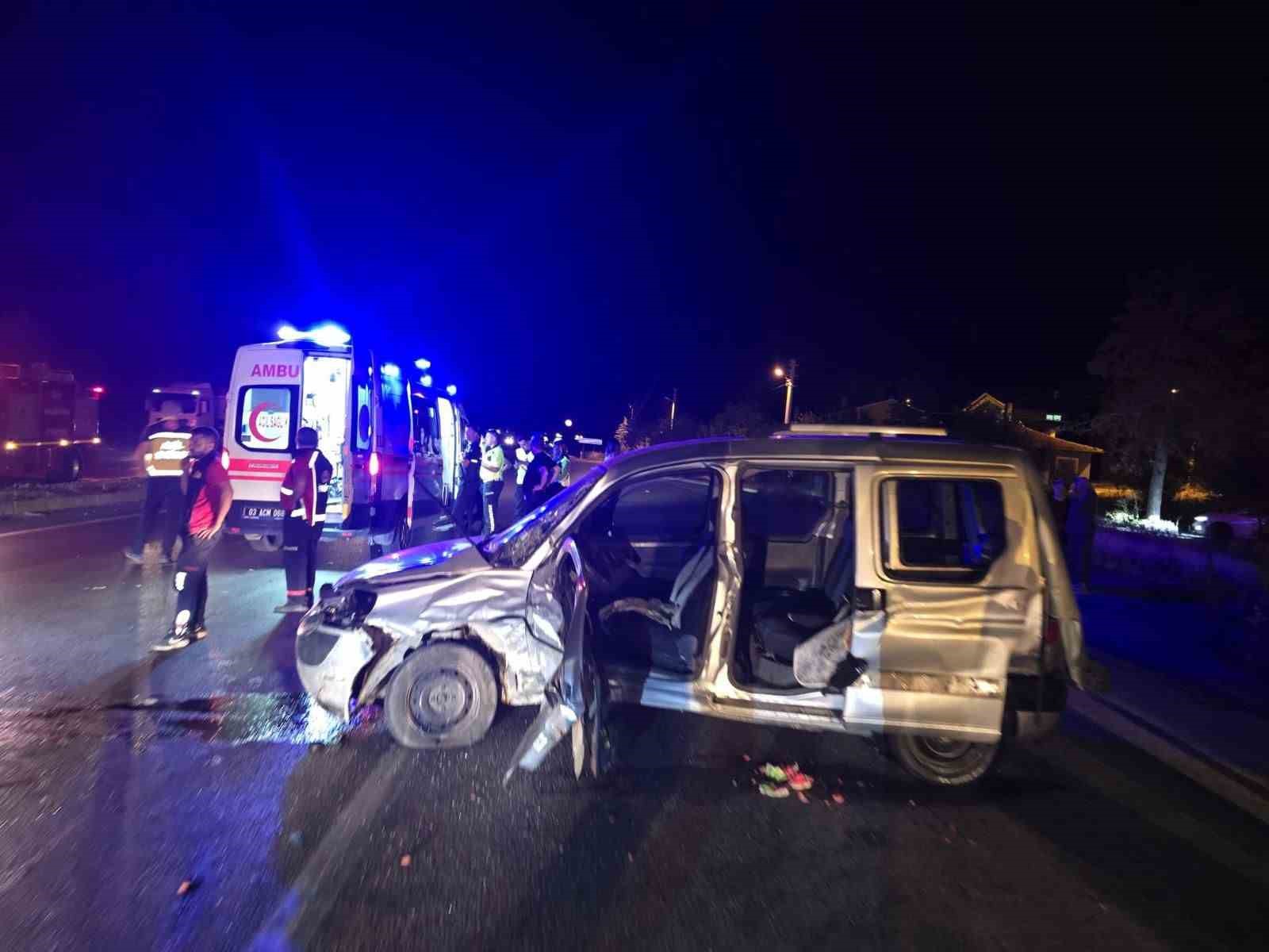 Otomobillerin &ccedil;arpıştığı kazada 1 kişi &ouml;ld&uuml;, 2 kişi yaralandı
