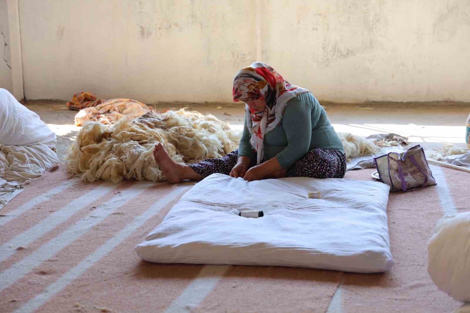 Deprem şehri Kahramanmaraş&rsquo;ta esnaf,  bin adet yorgan bağışı yaptı
