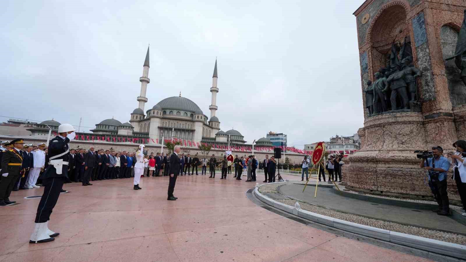 Taksim Meydanı&rsquo;nda 30 Ağustos Zafer Bayramı t&ouml;reni
