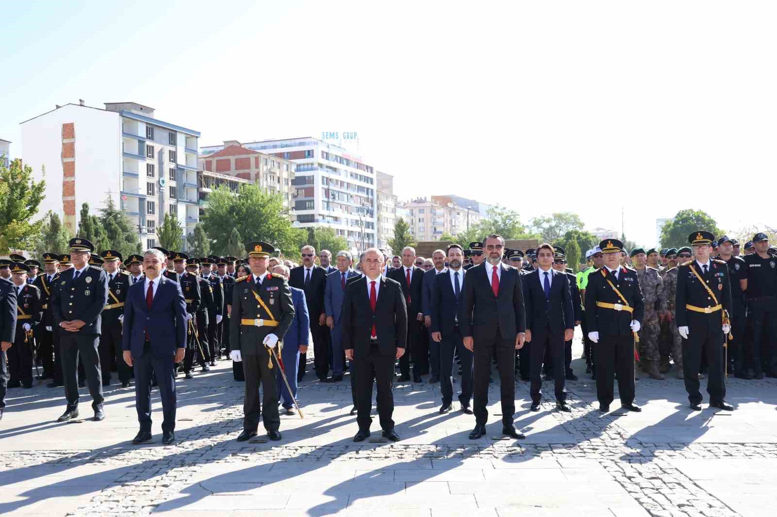 Elazığ’da Zafer Bayramı kutlamaları çelenk sunumu ile başladı