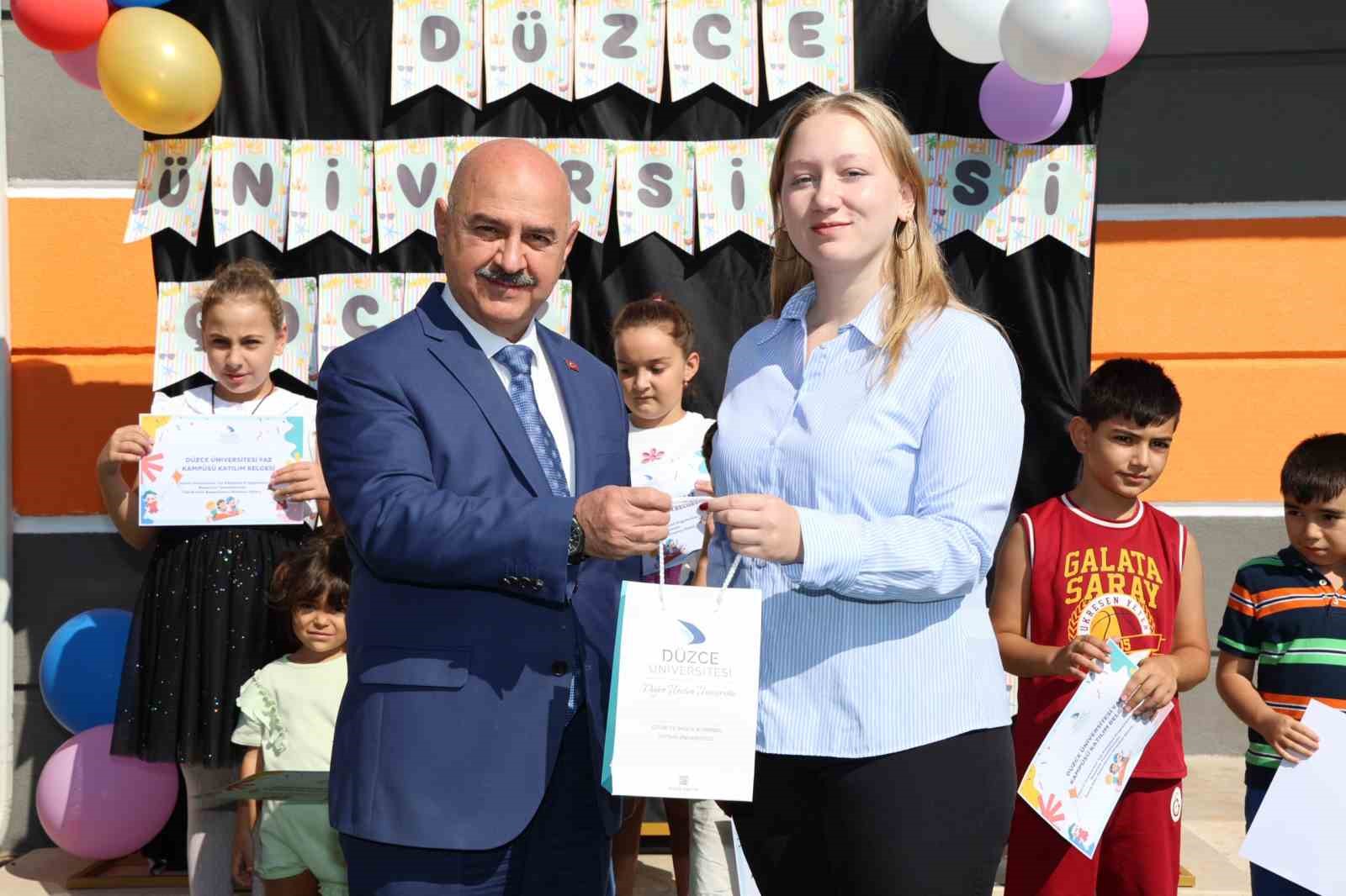 D&uuml;zce &Uuml;niversitesi Anaokulu &Ccedil;ocuk Kamp&uuml;s&uuml; Kapanış Programı Ger&ccedil;ekleştirildi
