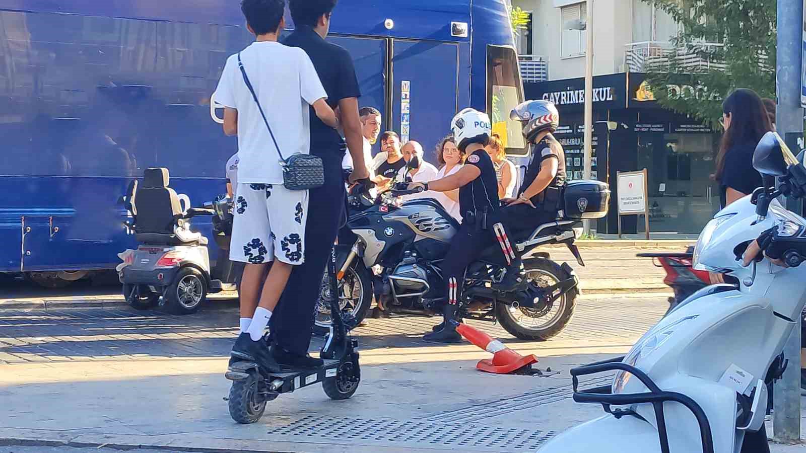 Engelli vatandaş ak&uuml;l&uuml; aracıyla tramvaya &ccedil;arptı
