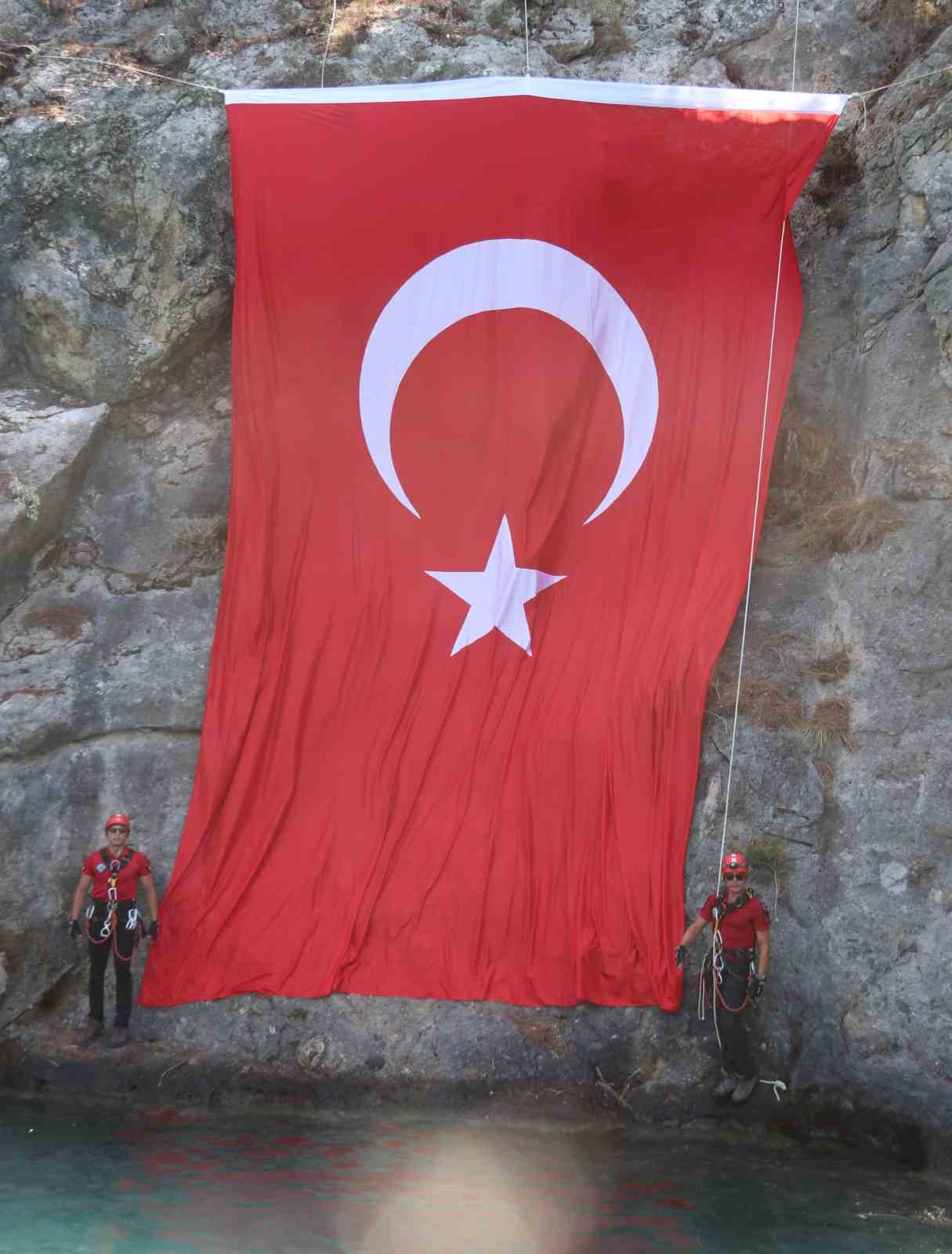 Ölüdeniz JAK Timinden coşkulu Zafer Bayramı kutlaması