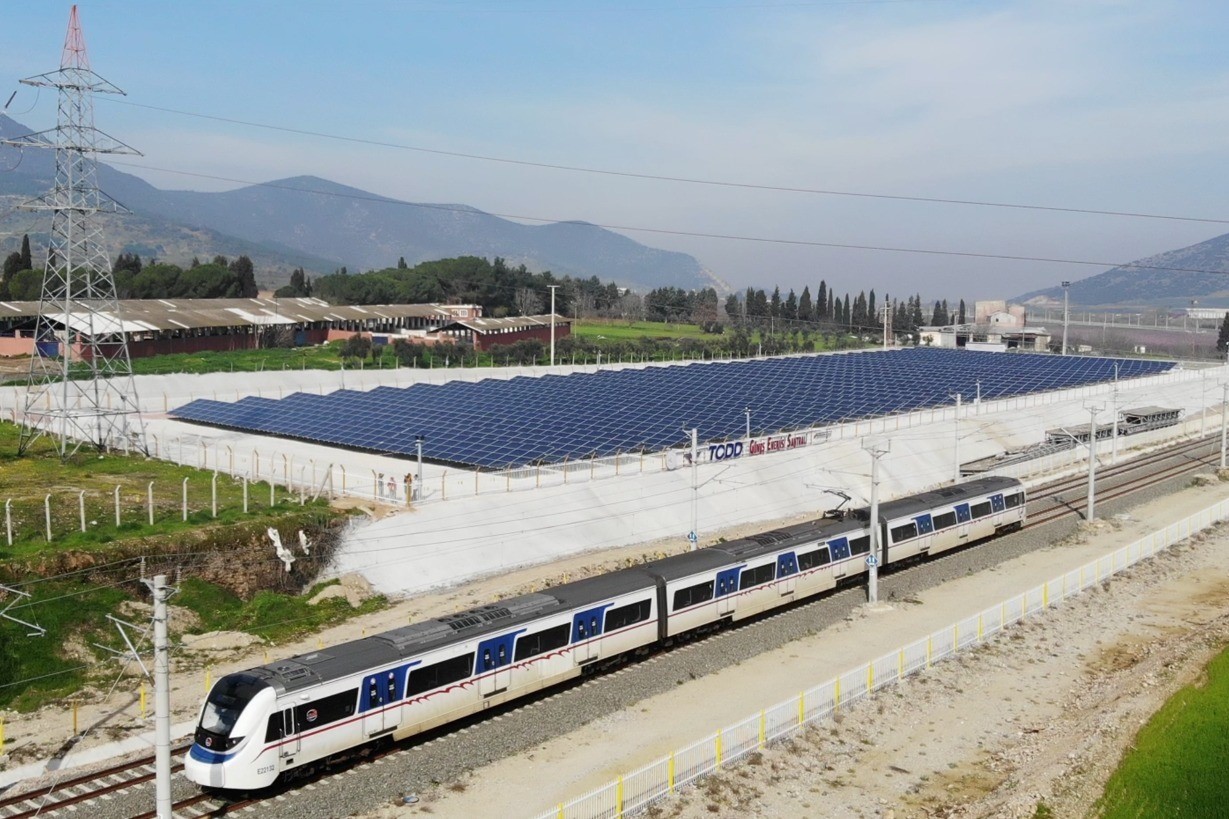 Demiryollarında g&uuml;neş enerjisi d&ouml;nemi başladı
