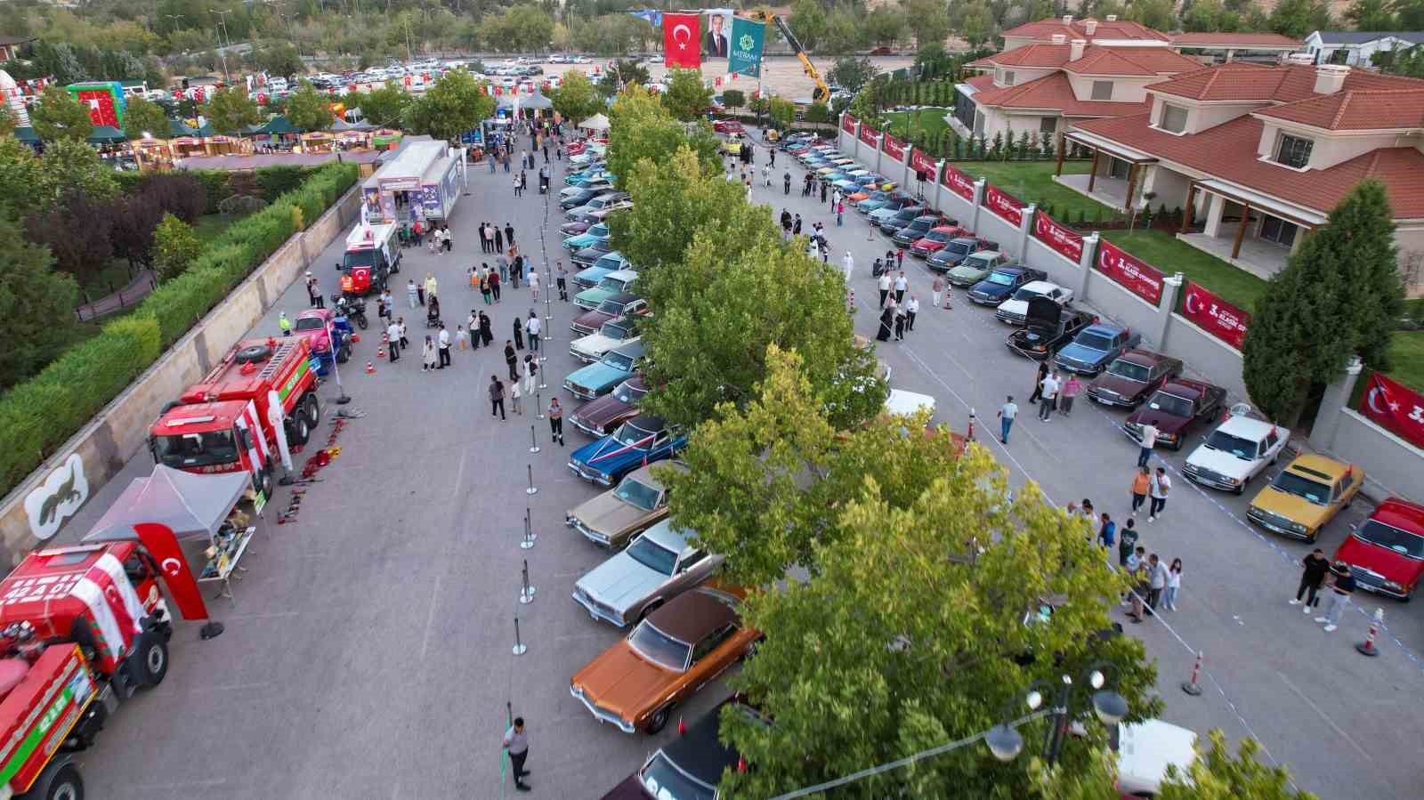 Klasik otomobiller ge&ccedil;mişe g&ouml;t&uuml;rd&uuml;
