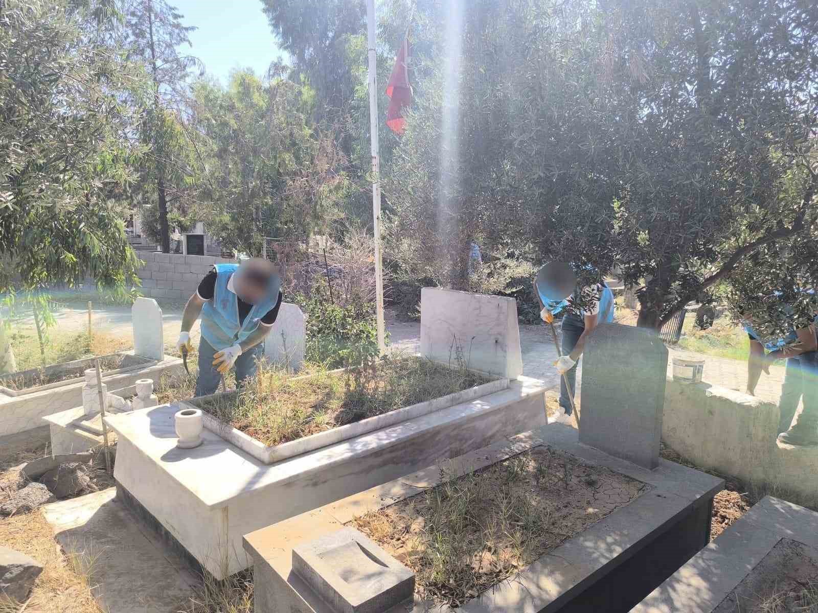 Cizre’de denetimli serbestlik yükümlüleri şehit kabirlerini temizledi
