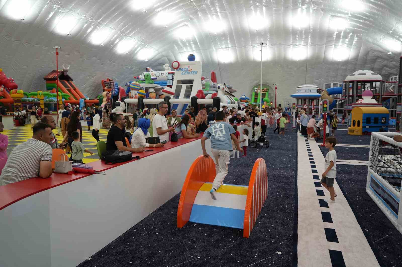 600 &ccedil;ocuk aynı anda oynayabiliyor: T&uuml;rkiye&rsquo;nin en b&uuml;y&uuml;k kapalı şişme oyun parkı Samsun&rsquo;da a&ccedil;ıldı
