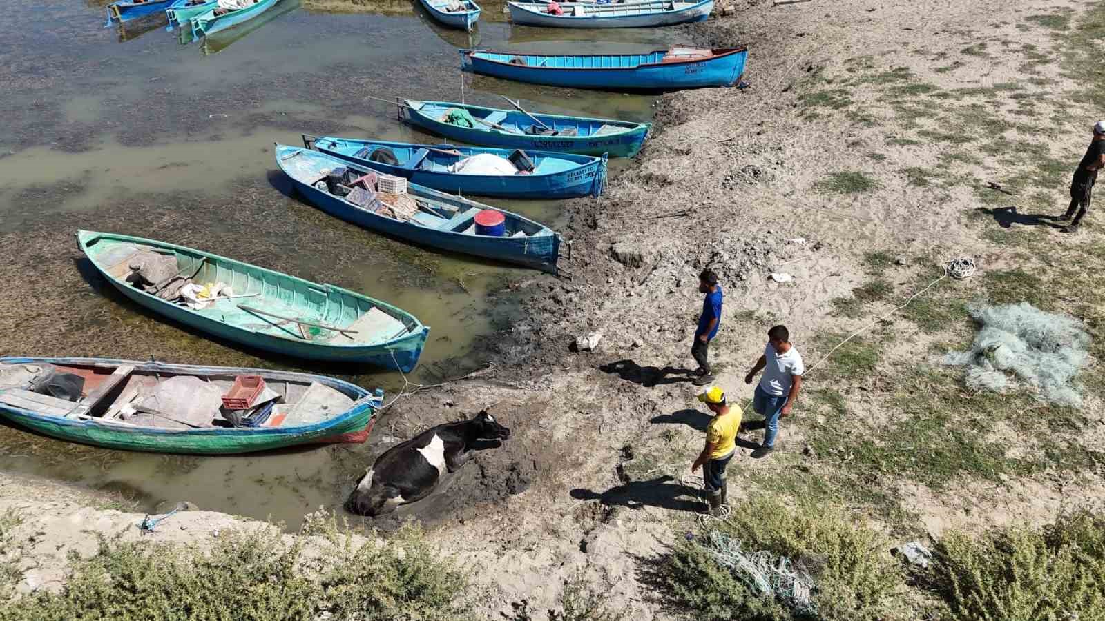 Beyşehir Gölü’nde sular çekilince adalara motorla ve yürüyerek yolculuk başladı
