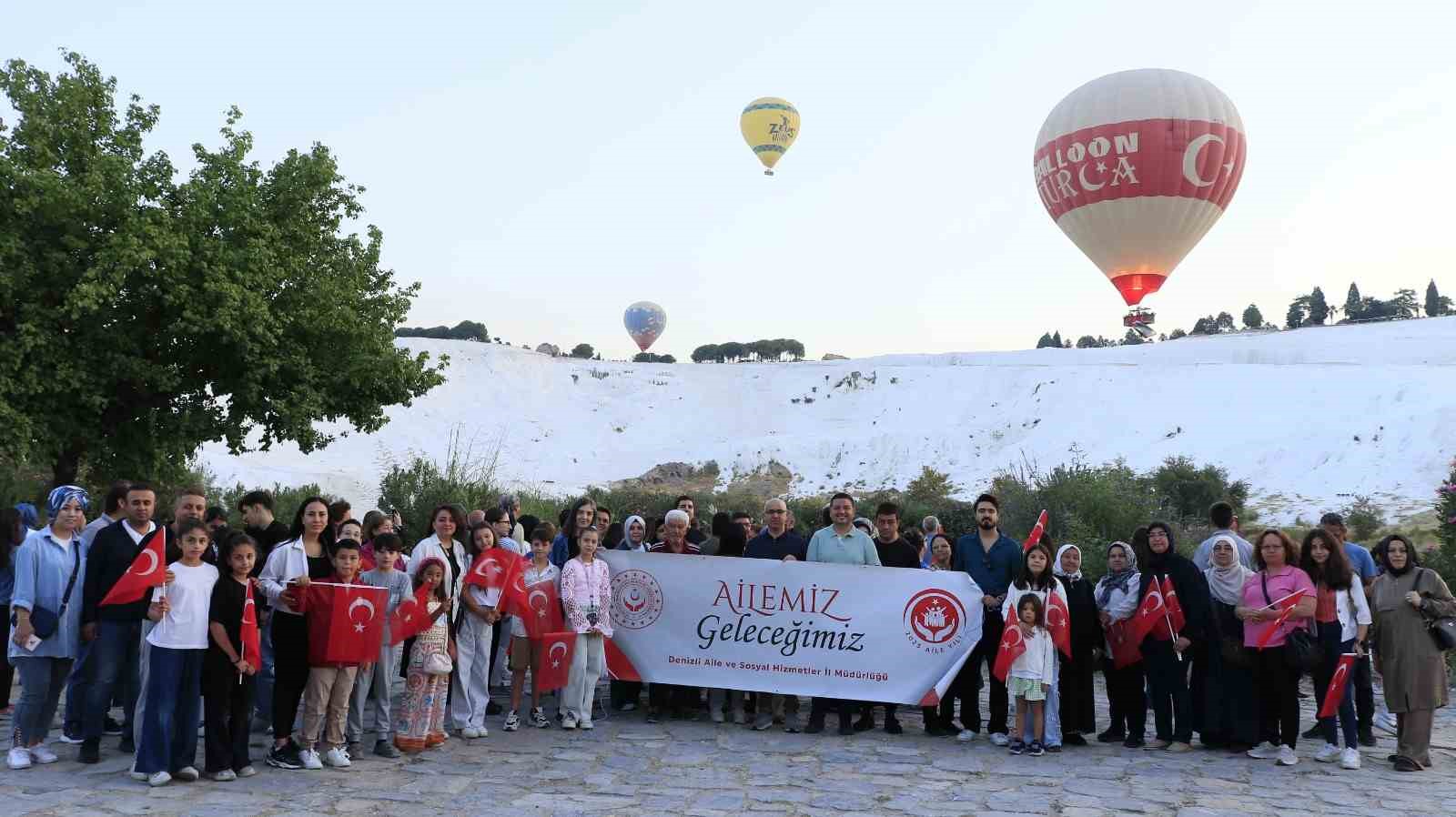 Şehit aileleri Zafer Bayramı coşkusunu Türk bayraklarıyla gökyüzünde yaşadı