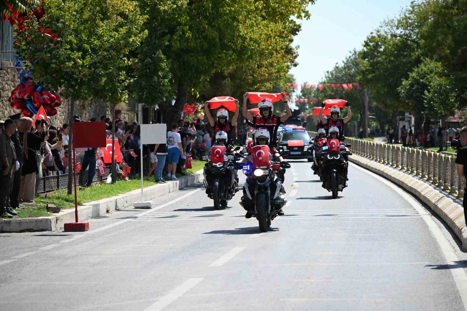 Edirne&rsquo;de 30 Ağustos coşkusu: Mehmet&ccedil;iğin zafer y&uuml;r&uuml;y&uuml;ş&uuml; dosta g&uuml;ven, d&uuml;şmana korku saldı
