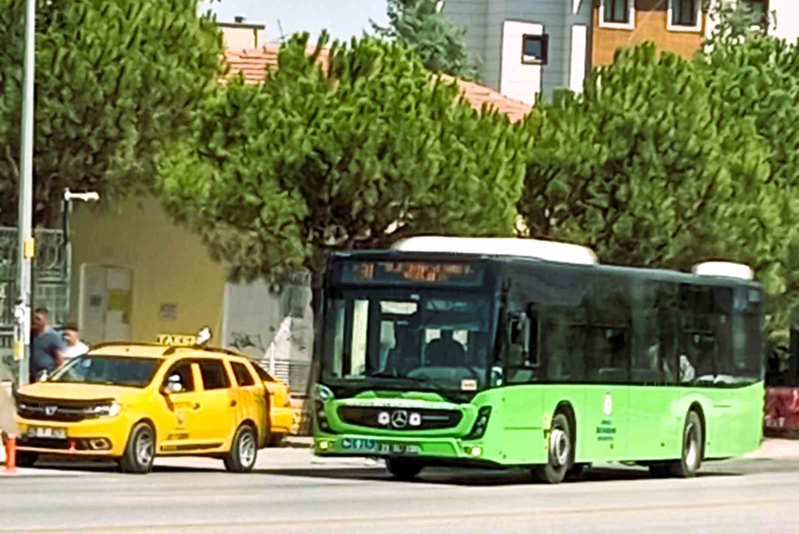 CHP&rsquo;li Denizli B&uuml;y&uuml;kşehirde skandal; 30 Ağustos unutuldu, otob&uuml;slere bayrak asılmadı
