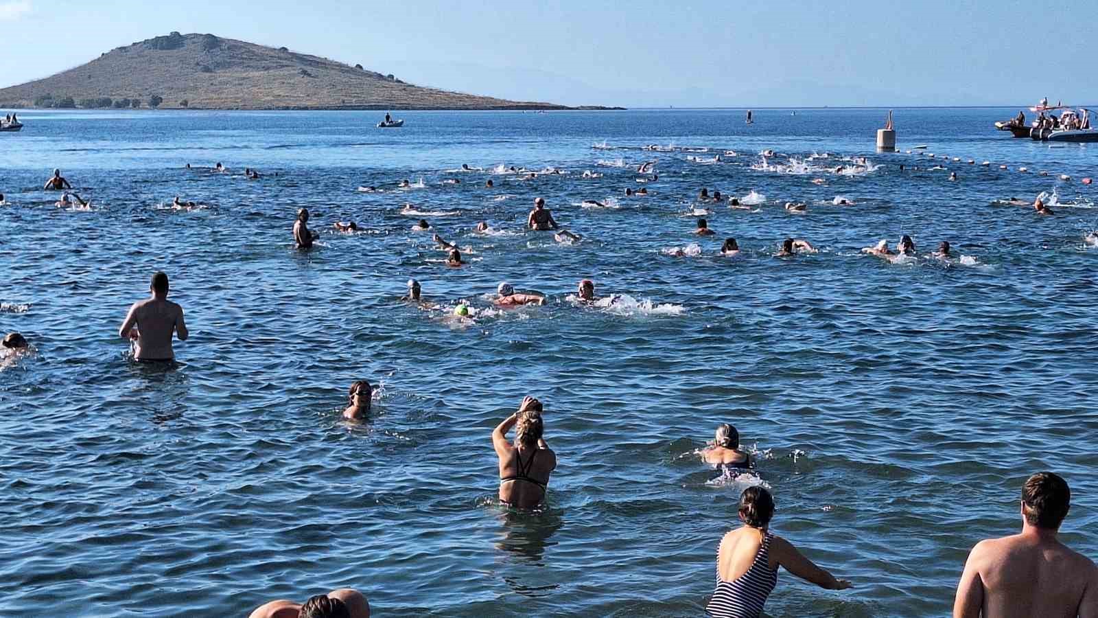 Bodrum&rsquo;dan adaya y&uuml;zerek Zafer Bayramı&rsquo;nı kutladılar
