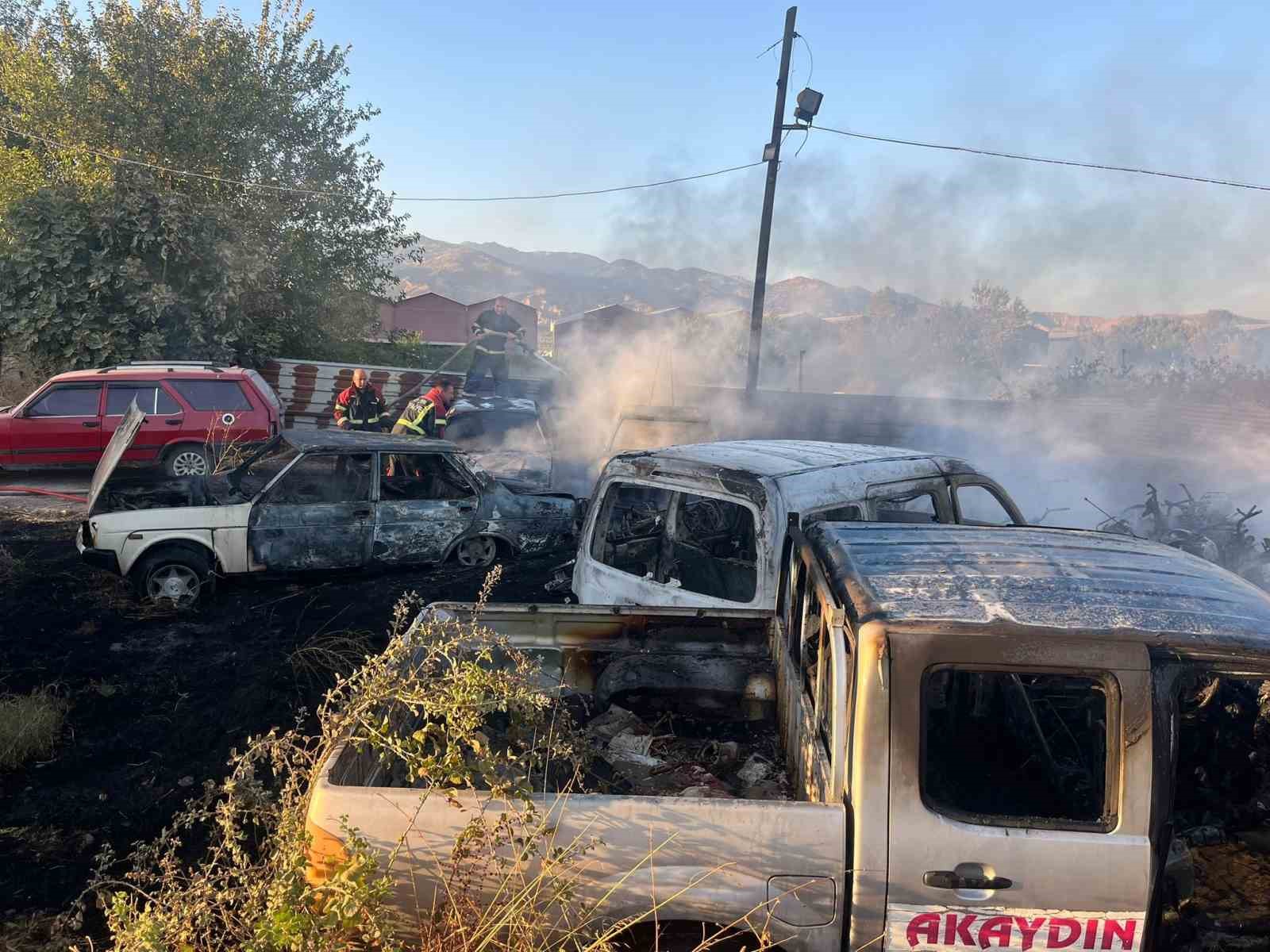 Yediemin deposunda yangın &ccedil;ıktı, 5 otomobil 30 motosiklet yandı
