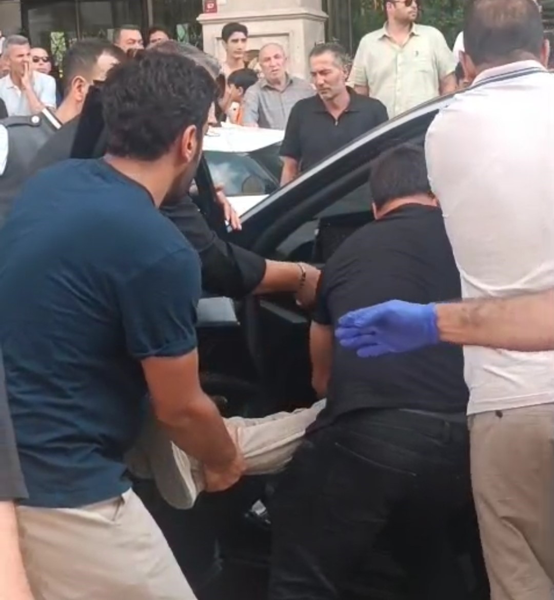 Aracı i&ccedil;inde bayılan s&uuml;r&uuml;c&uuml; hastaneye kaldırıldı
