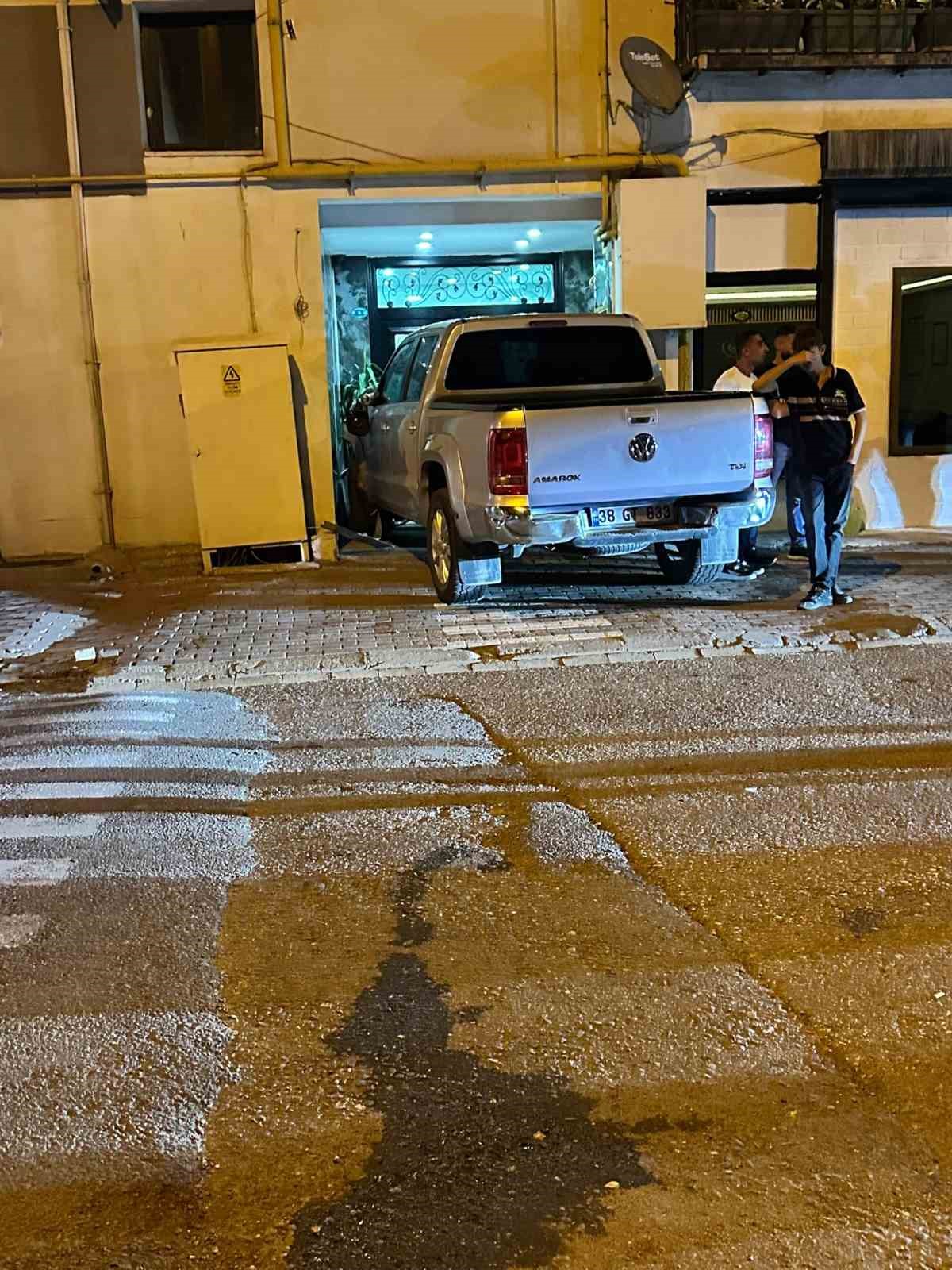 Mardin&rsquo;de dur ihtarına uymayan s&uuml;r&uuml;c&uuml; apartmana daldı
