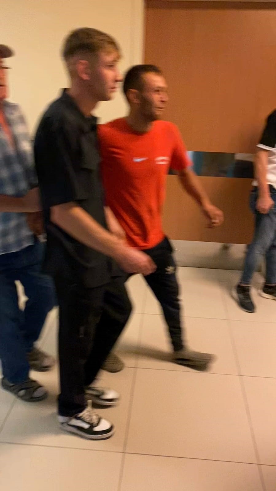 Bursa&rsquo;da babasının kullandığı trakt&ouml;r&uuml;n &ouml;n&uuml;ne atlayan &ccedil;ocuk ağır yaralandı
